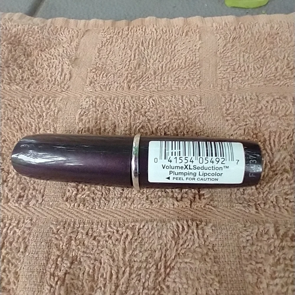 Volume xl seduction plumping lip color 320 passion